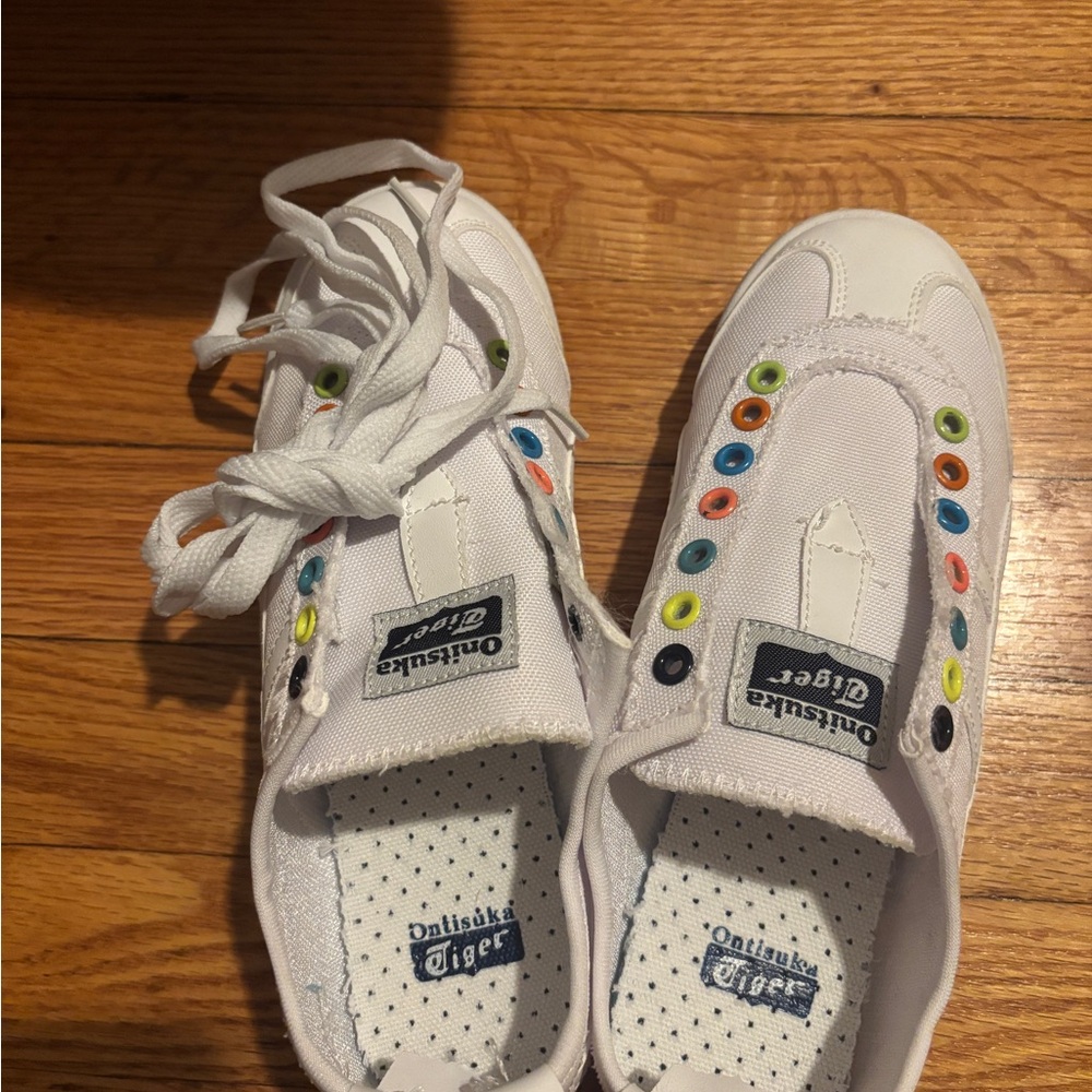 Onitsuka Tiger by Asics White Sneake women 5/5.5 or big kids